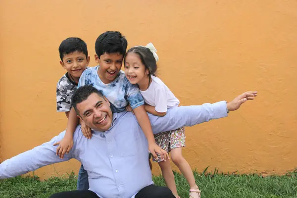 İki kahverengi Latin oğlu ve kızı olan bekar baba babalar gününü yoksulluk içinde kutlamak için birlikte vakit geçirip eğleniyor.