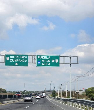 Zumpango, Meksika Eyaleti, Meksika - 26 Ekim 2024: Meksika Eyaleti, Zumpango 'daki Felipe Angeles AIFA Uluslararası Havalimanı' na giriş yolu