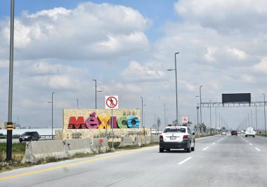 Zumpango, Meksika Eyaleti, Meksika - 26 Ekim 2024: Meksika Eyaleti, Zumpango 'daki Felipe Angeles AIFA Uluslararası Havalimanı' na giriş yolu