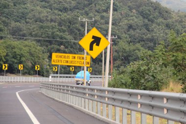 Yoldaki eğrinin sağındaki ok işareti o şeritte seyahat eden sürücülere izin verildiğini gösteriyor.