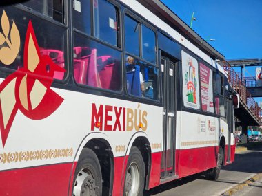 Coacalco, Meksika Eyaleti - 10 Kasım 2024: Autobus Mexicibus, Meksika 'nın başkenti Mexico City' de yer alan hızlı ulaşım sistemidir.