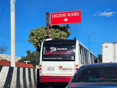 Coacalco, Meksika Eyaleti - 10 Kasım 2024: Autobus Mexicibus, Meksika 'nın başkenti Mexico City' de yer alan hızlı ulaşım sistemidir.