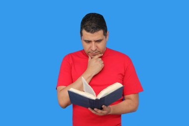 40 yaşında esmer tenli bir Latin adam, hayal gücünü ve yaratıcılığını kullanarak edebiyat okumak, öğrenmek ve eğlenmek için kitap okur.