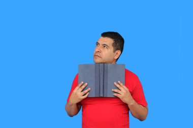 40 yaşında esmer tenli bir Latin adam, hayal gücünü ve yaratıcılığını kullanarak edebiyat okumak, öğrenmek ve eğlenmek için kitap okur.