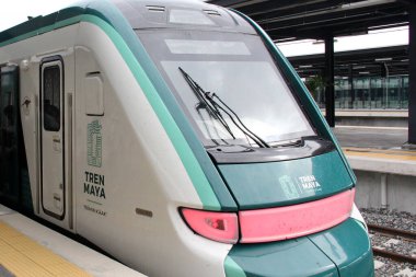 Merida, Yucatan, Meksika - 27 Ekim 2024: Yucatan 'daki Merida istasyonunda tren Maya arabaları Meksika' nın güneydoğusunu birbirine bağlayan demiryolu hattı