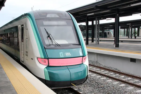 Merida, Yucatan, Meksika - 27 Ekim 2024: Yucatan 'daki Merida istasyonunda tren Maya arabaları Meksika' nın güneydoğusunu birbirine bağlayan demiryolu hattı