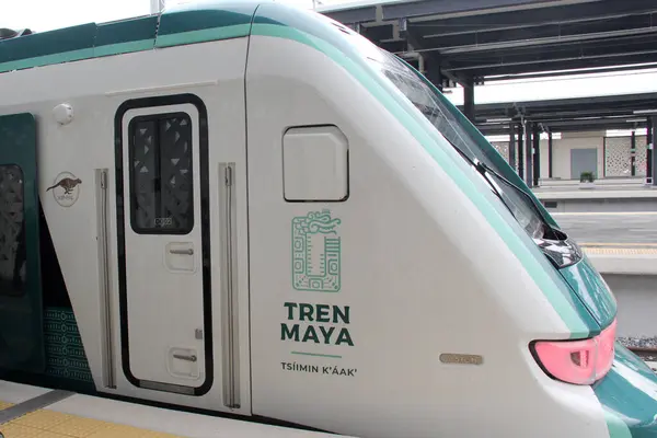Merida, Yucatan, Meksika - 27 Ekim 2024: Yucatan 'daki Merida istasyonunda tren Maya arabaları Meksika' nın güneydoğusunu birbirine bağlayan demiryolu hattı