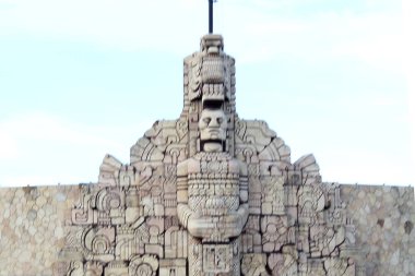 Merida, Yucatan, Meksika - 29 Ekim 2024: Merida, Yucatan, Meksika 'da Paseo de Montejo Bulvarı' nda bulunan el yapımı taştan yapılmış bir anıt