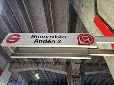 Mexico City, Mexico - 20 Kasım 2024: Meksika Vadisi Metropolitan Bölgesi 'nin Buenavista İstasyonu, Meksika' daki Buenavista alışveriş merkezinde bulunan bir terminaldir.