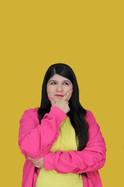 30 yaşında düz saçlı Latin bir kadın. En iyi seçimi yapmak için düşünceli ve şüpheli görünüyor.