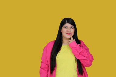 30 yaşında düz saçlı Latin bir kadın. En iyi seçimi yapmak için düşünceli ve şüpheli görünüyor.