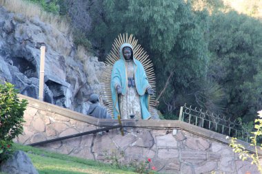 Mexico City, Mexico - 26 Kasım 2024: Mexico City Tepeyac tepesindeki Bakire Guadalupe Bazilikası 'nın dilek pınarı