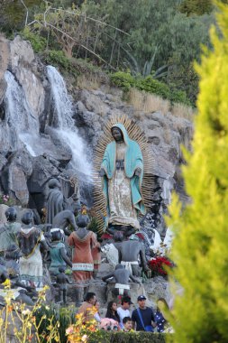 Mexico City, Mexico - 26 Kasım 2024: Mexico City Tepeyac tepesindeki Bakire Guadalupe Bazilikası 'nın dilek pınarı
