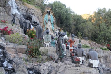 Mexico City, Mexico - 26 Kasım 2024: Mexico City Tepeyac tepesindeki Bakire Guadalupe Bazilikası 'nın dilek pınarı
