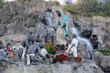 Mexico City, Mexico - 26 Kasım 2024: Mexico City Tepeyac tepesindeki Bakire Guadalupe Bazilikası 'nın dilek pınarı