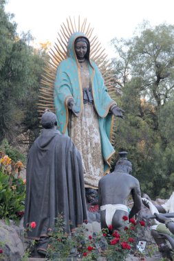 Mexico City, Mexico - 26 Kasım 2024: Mexico City Tepeyac tepesindeki Bakire Guadalupe Bazilikası 'nın dilek pınarı