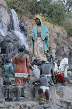 Mexico City, Mexico - 26 Kasım 2024: Mexico City Tepeyac tepesindeki Bakire Guadalupe Bazilikası 'nın dilek pınarı