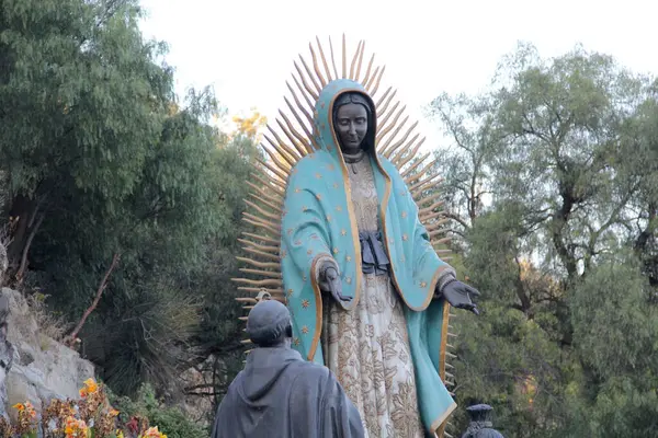 Mexico City, Mexico - 26 Kasım 2024: Mexico City Tepeyac tepesindeki Bakire Guadalupe Bazilikası 'nın dilek pınarı