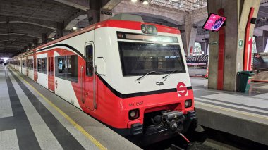 Mexico City, Mexico - 20 Kasım 2024: Meksika Vadisi Metropolitan Bölgesi 'nin banliyö demiryolunun kırmızı ve beyaz arabaları