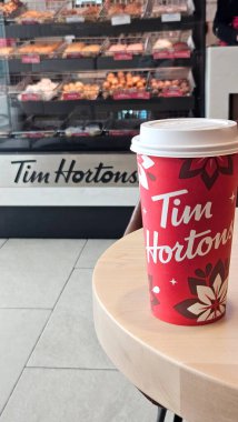Meksika Eyaleti, Meksika - 20 Aralık 2023: Meksika 'da Noel sezonu boyunca Kanada zinciri Tim Hortons' un kafeteryasında içkili kırmızı bardaklar