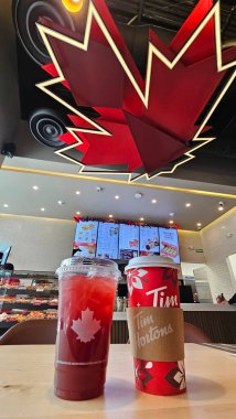 Meksika Eyaleti, Meksika - 20 Aralık 2023: Meksika 'da Noel sezonu boyunca Kanada zinciri Tim Hortons' un kafeteryasında içkili kırmızı bardaklar