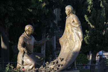 Mexico City, Meksika - 26 Kasım 2024: Juan Diego 'nun Meksika' daki Guadalupe Bazilikası 'nda Keşiş Juan de Zumrraga' ya Guadalupe Bakiresi 'nin resmini gösteren gülleri düşürmesi