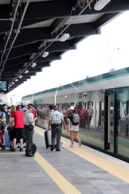 Merida, Yucatan, Meksika - 27 Ekim 2024: Ulusal Muhafızlar tarafından korunan Merida 'daki Maya trenine binmek için bekleyen yolcular