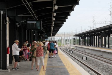 Merida, Yucatan, Meksika - 27 Ekim 2024: Ulusal Muhafızlar tarafından korunan Merida 'daki Maya trenine binmek için bekleyen yolcular