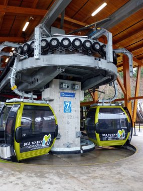 British Columbia, Squamish, Kanada - 15 Aralık 2022: Deniz 'den Sky Gondola' ya kadar Kanada 'nın Britanya Kolumbiyası' ndaki Howe Sound kıyı ormanlarının ve dağlarının panoramik görüntülerini sunan bir kulübe gezisi