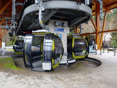 British Columbia, Squamish, Kanada - 15 Aralık 2022: Deniz 'den Sky Gondola' ya kadar Kanada 'nın Britanya Kolumbiyası' ndaki Howe Sound kıyı ormanlarının ve dağlarının panoramik görüntülerini sunan bir kulübe gezisi