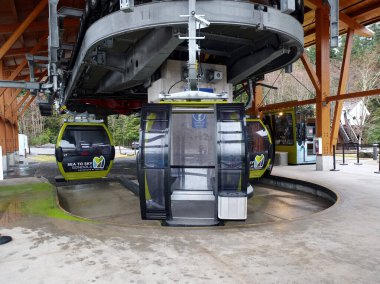 British Columbia, Squamish, Kanada - 15 Aralık 2022: Deniz 'den Sky Gondola' ya kadar Kanada 'nın Britanya Kolumbiyası' ndaki Howe Sound kıyı ormanlarının ve dağlarının panoramik görüntülerini sunan bir kulübe gezisi