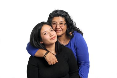 Boşanmış bekar anne ve esmer Latin üniversiteli kız anneler gününü kutlamak için koşulsuz sevgilerini ve desteklerini gösteriyorlar.