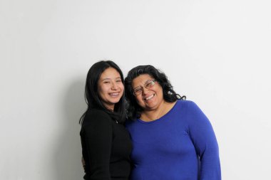 Boşanmış bekar anne ve esmer Latin üniversiteli kız anneler gününü kutlamak için koşulsuz sevgilerini ve desteklerini gösteriyorlar.