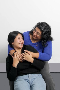 Boşanmış bekar anne ve esmer Latin üniversiteli kız anneler gününü kutlamak için koşulsuz sevgilerini ve desteklerini gösteriyorlar.