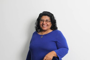 50 yaşındaki Latin esmer kadın ailesi için çalışan başarılı bir girişimci olarak mutlu.