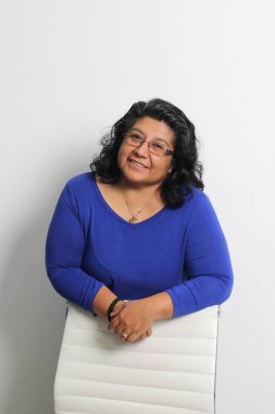 50 yaşındaki Latin esmer kadın ailesi için çalışan başarılı bir girişimci olarak mutlu.