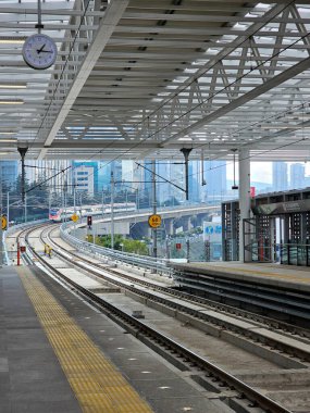 Mexico City, Mexico - 8 Ocak 2025: Insurgente Train, Santa Fe 'yi CDMX' te Meksika hareketlilik sisteminin bir parçası olan Toluca 'ya bağlayan şehirlerarası bir taşımacıdır.