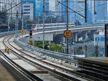 Mexico City, Mexico - 8 Ocak 2025: Insurgente Train, Santa Fe 'yi CDMX' te Meksika hareketlilik sisteminin bir parçası olan Toluca 'ya bağlayan şehirlerarası bir taşımacıdır.