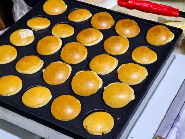 Kalıpta mini krep hazırlayan eller ters dönerler ve kahvaltı için tamamen dikilirler.