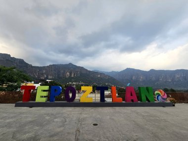 Tepoztlan, Morelos, Meksika - 7 Kasım 2024: Morelos, Meksika 'daki Tepoztlan kasabası. Sıcak iklimi ve Tepozteco Piramidi için popüler turizm merkezi
