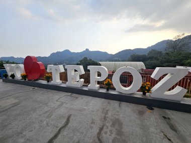 Tepoztlan, Morelos, Meksika - 7 Kasım 2024: Morelos, Meksika 'daki Tepoztlan kasabası. Sıcak iklimi ve Tepozteco Piramidi için popüler turizm merkezi