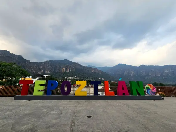 Tepoztlan, Morelos, Meksika - 7 Kasım 2024: Morelos, Meksika 'daki Tepoztlan kasabası. Sıcak iklimi ve Tepozteco Piramidi için popüler turizm merkezi