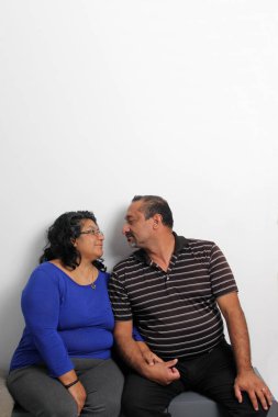 50 'li yaşlarındaki koyu tenli Latin erkek ve kadın evlilik yıldönümlerini ve aşk günlerini kutlamak için bağlılıklarını gösteriyorlar.