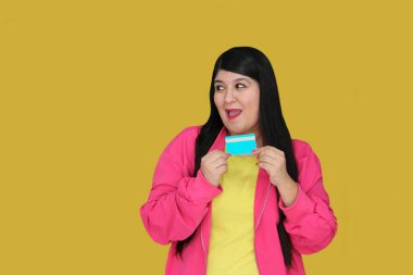 30 yaşında Latin bir kadın kredi kartıyla ilgili heyecanlı ve mutlu görünüyor. Alım ve ödemeleri indirimler ve promosyonlarla yapıyor.