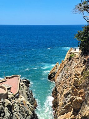 La Quebrada, Meksika 'nın Guerrero şehrinde Acapulco limanında bulunan bir uçurumdur.