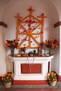 Ölülerin sunağı, Ölüler Günü 'nün Meksika geleneği, yiyecekler, mumlar, çiçekler, kafatasları ve katrinalar ölen azizlerin dönüşünün sembolü olarak sunuluyor.