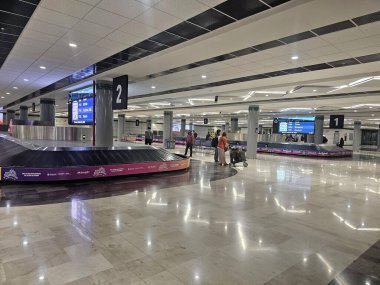 Zumpango, Meksika Eyaleti, Meksika - 29 Ekim 2024: CDMX yakınlarındaki AIFA bavulları için bavul taşıyıcı bantlı bagaj bölümü