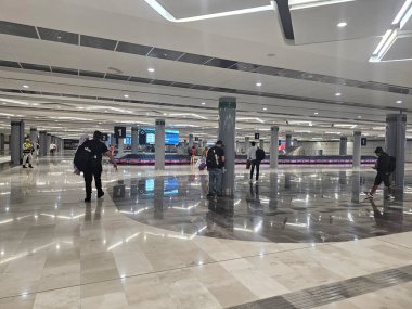 Zumpango, Meksika Eyaleti, Meksika - 29 Ekim 2024: CDMX yakınlarındaki AIFA bavulları için bavul taşıyıcı bantlı bagaj bölümü