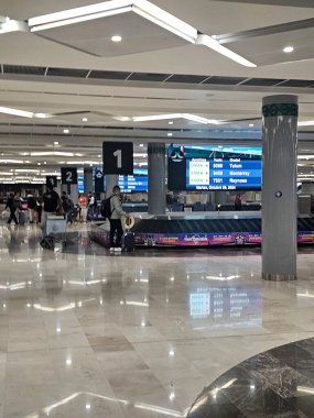 Zumpango, Meksika Eyaleti, Meksika - 29 Ekim 2024: CDMX yakınlarındaki AIFA bavulları için bavul taşıyıcı bantlı bagaj bölümü