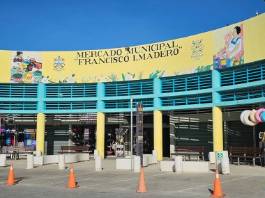 Progreso, Yucatan, Meksika - 28 Ekim 2024: Francisco I. Madero Belediye Pazarı Yucatan, Meksika 'daki Progreso şehrinin malecon ve plajı yakınında.